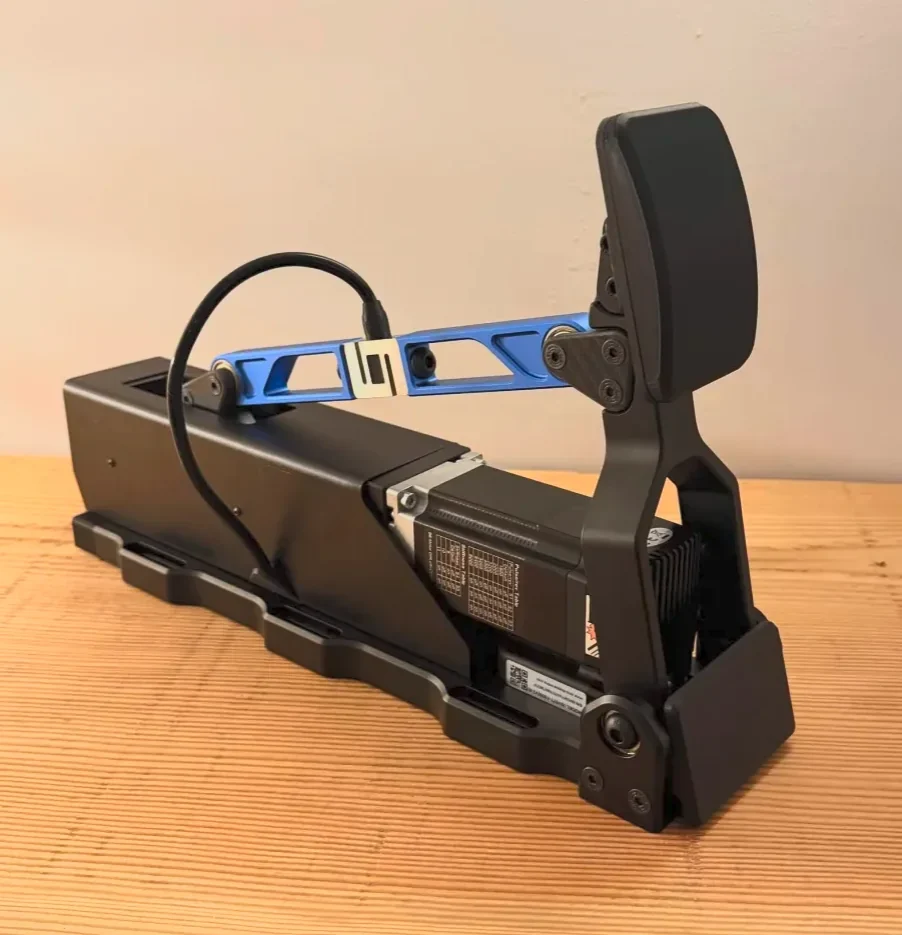 Une Active Pedal CNC aux bras bleus, vue côté moteur